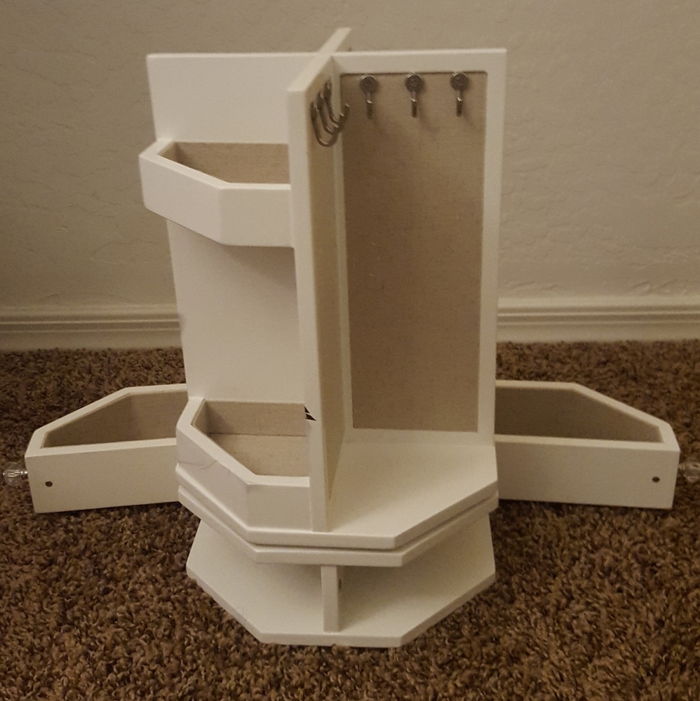 Cynthia Rowley jewelry organizer stand